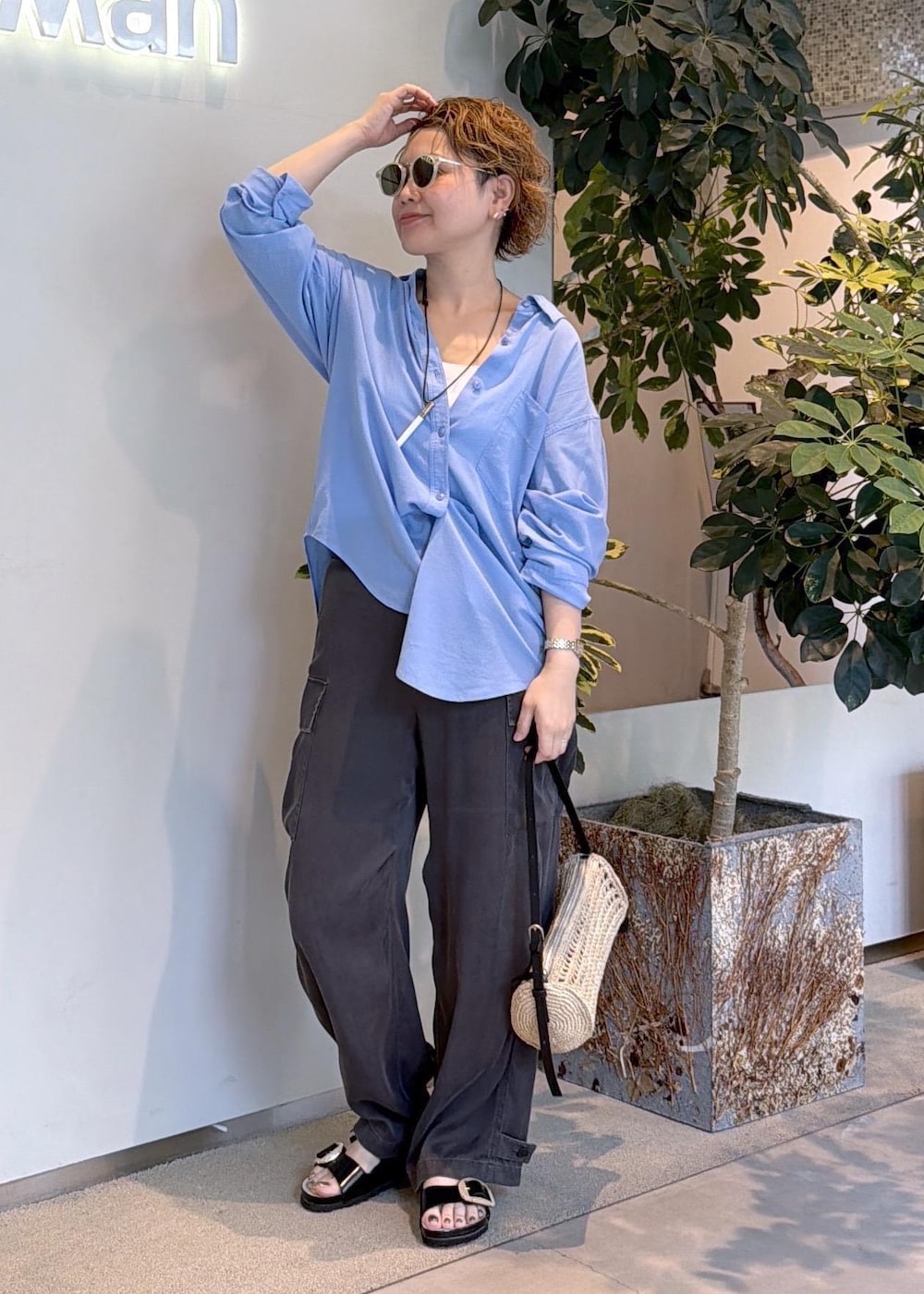 ベージュ系のショルダーバッグ、グレー系のその他パンツ、ブルー系のシャツ/ブラウスを着用したレディースの夏コーディネートの5枚目の写真