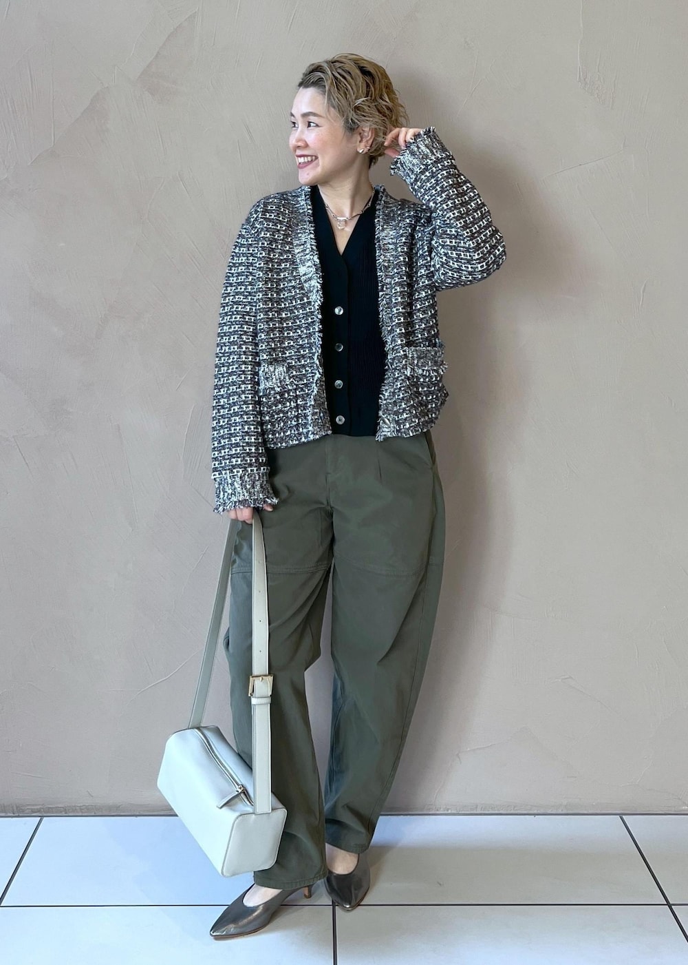 ブルー系のカーディガン/ボレロ、ブラック系のカーディガン/ボレロ、グリーン系のその他パンツを着用したレディースの冬コーディネートの3枚目の写真