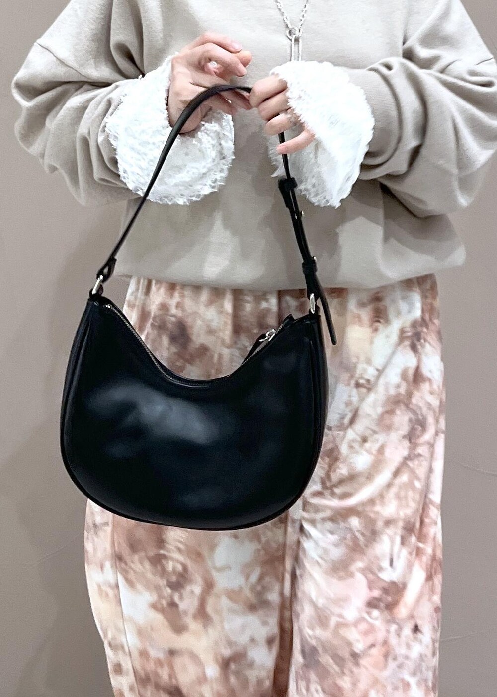 ベージュ系のその他パンツ、ホワイト系のその他トップス、ブラウン系のパンプスを着用したレディースの秋コーディネートの6枚目の写真