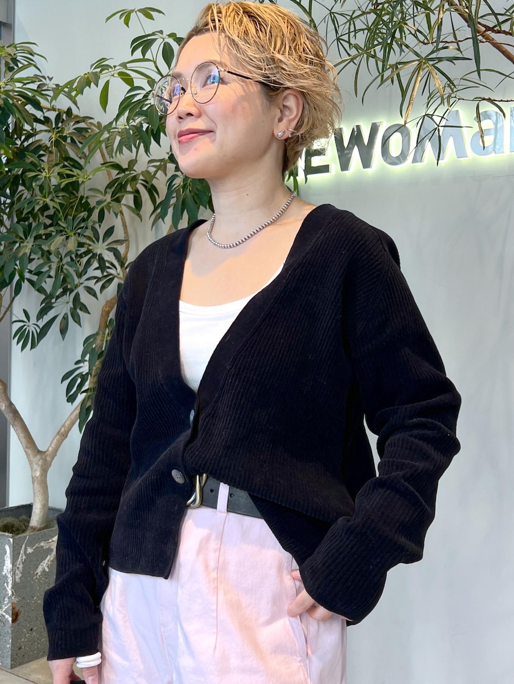 ピンク系のその他パンツ、ブラック系のカーディガン/ボレロ、ブラック系のスニーカーを着用したレディースの冬コーディネートの7枚目の写真