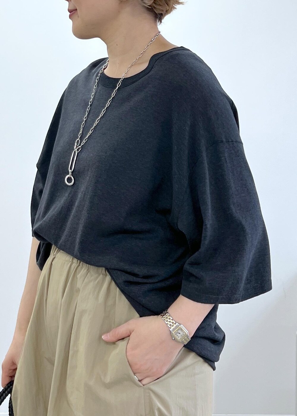 ブラック系のトートバッグ、グレー系のTシャツ/カットソー、その他のサンダルを着用したレディースの春コーディネートの7枚目の写真