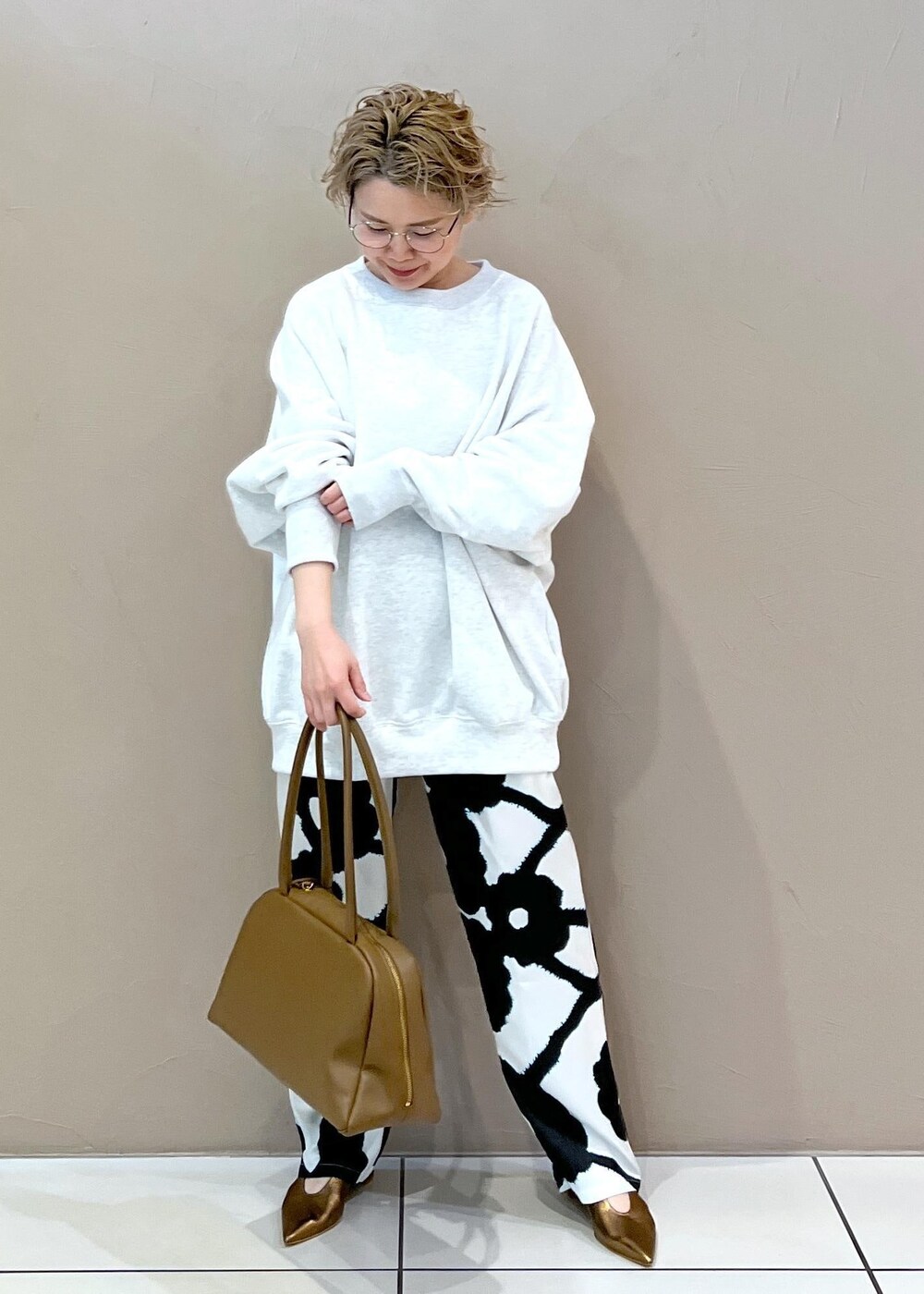 グレー系のスウェット、その他のパンプス、ブラウン系のボストンバッグを着用したレディースの春コーディネートの5枚目の写真