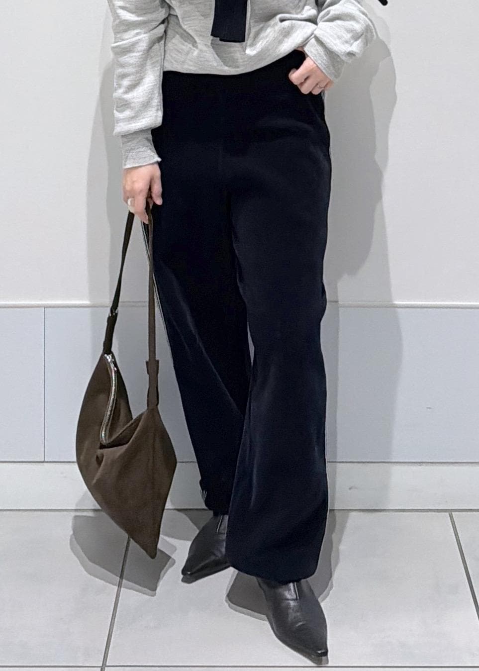 ブラック系のその他パンツ、ブラック系のスウェット、ブラウン系のショルダーバッグを着用したレディースの秋コーディネートの7枚目の写真