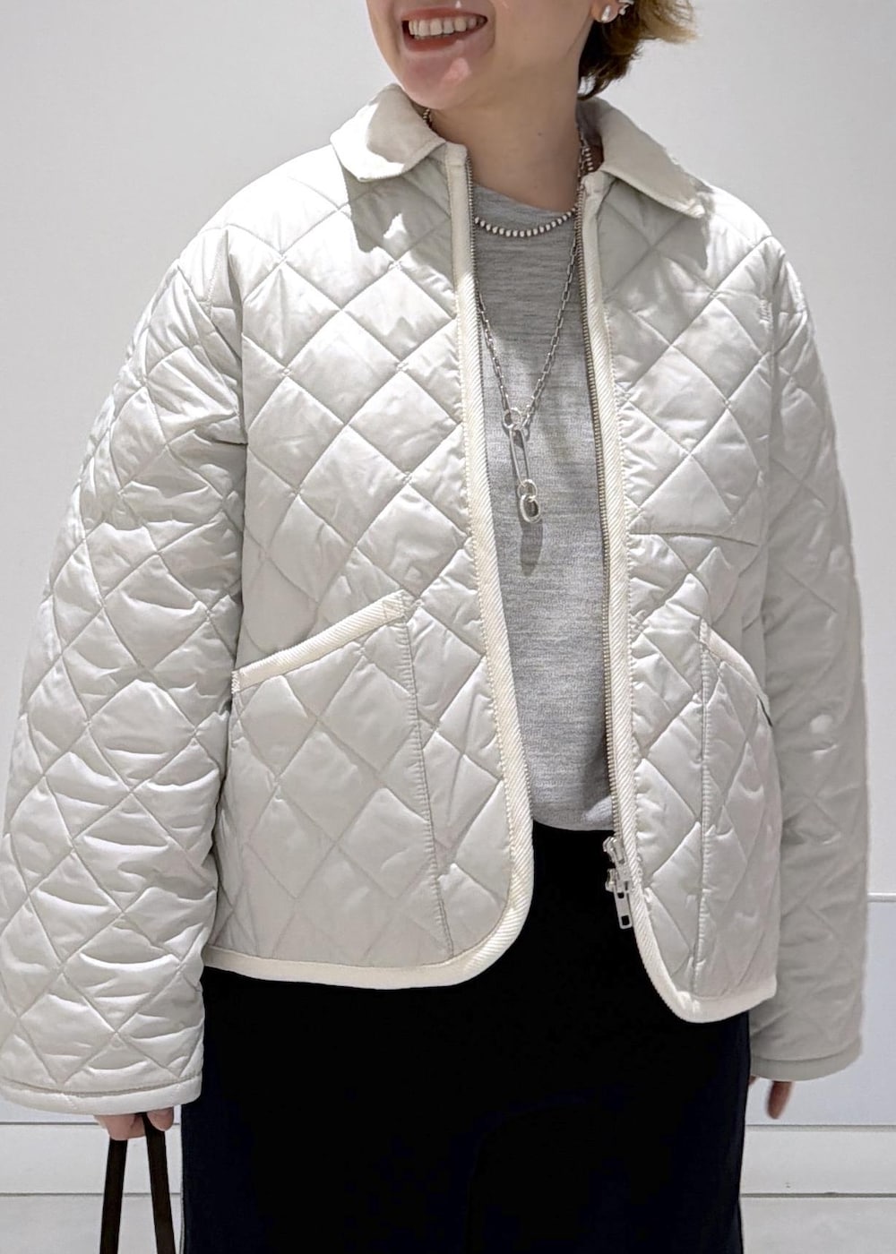 ブラック系のその他パンツ、ブラウン系のショルダーバッグ、ピンク系のブルゾンを着用したレディースの秋コーディネートの7枚目の写真