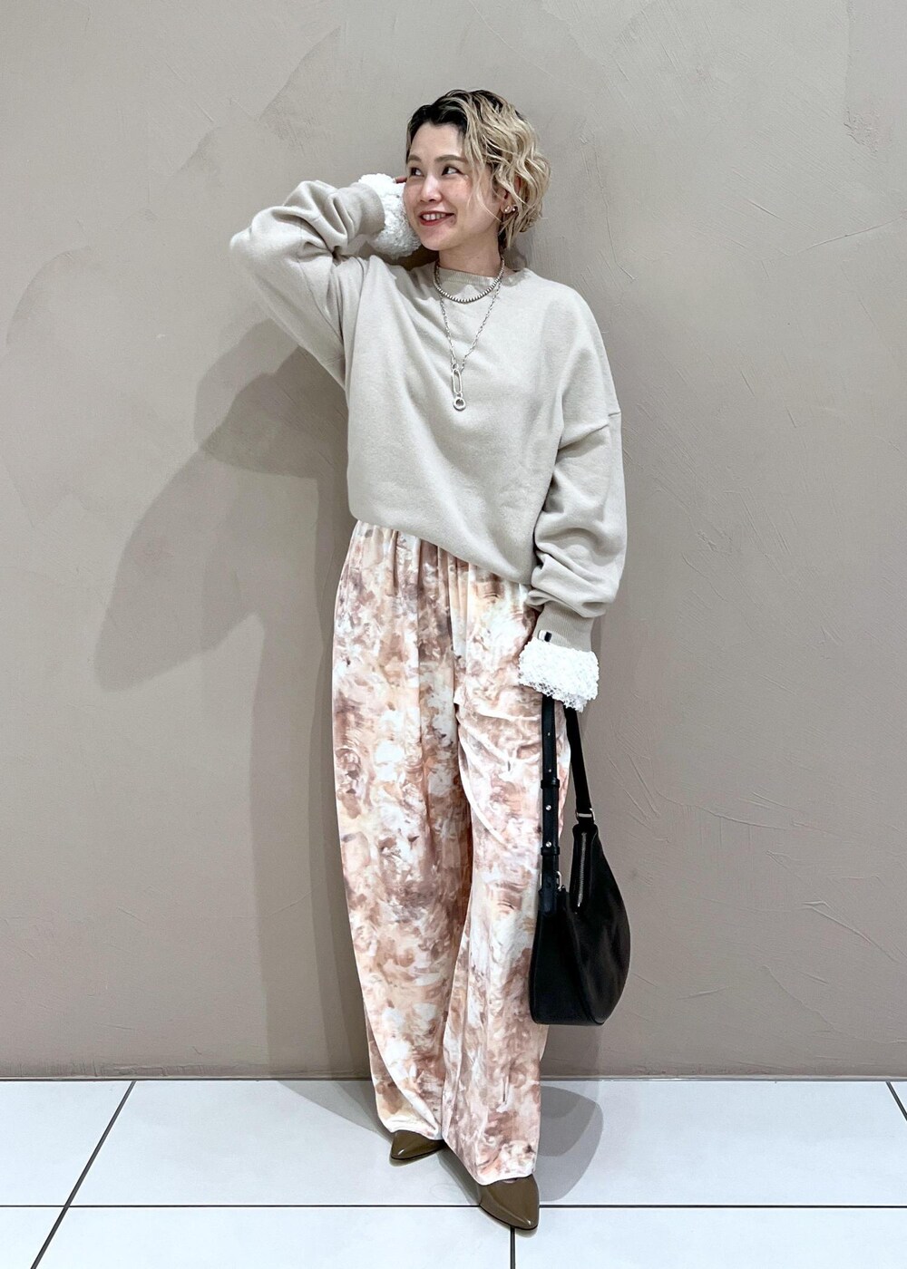 ベージュ系のその他パンツ、ホワイト系のその他トップス、ブラウン系のパンプスを着用したレディースの秋コーディネートの3枚目の写真