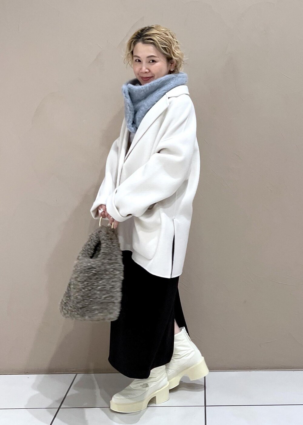 ホワイト系のその他アウター、ブラウン系のハンドバッグ、ブラック系のスカートを着用したレディースの秋コーディネートの7枚目の写真