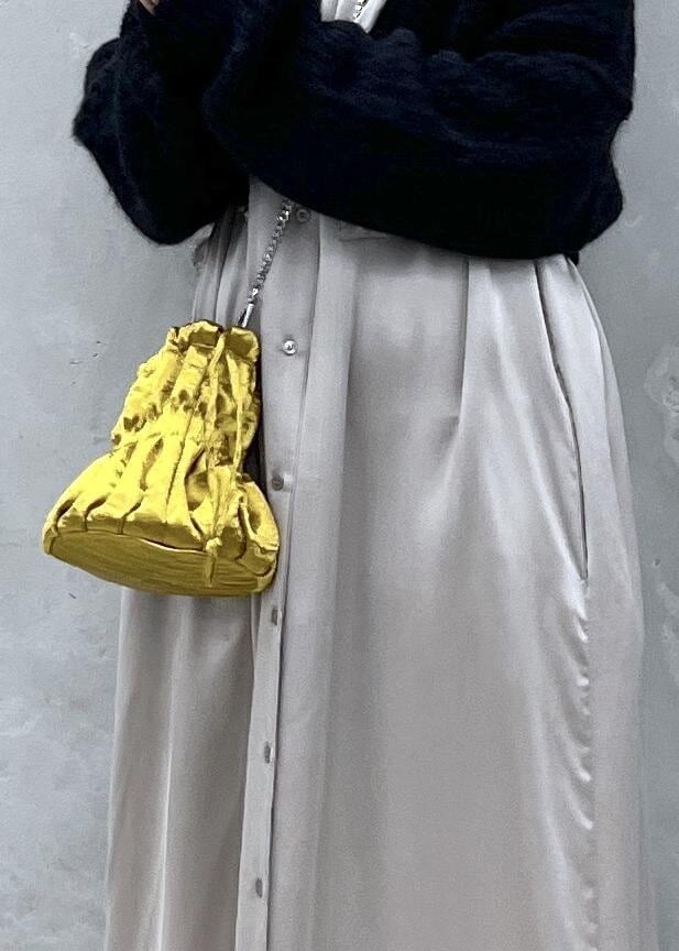 イエロー系のショルダーバッグ、グレー系のシャツワンピース、ブラック系のカーディガン/ボレロを着用したレディースの秋コーディネートの9枚目の写真