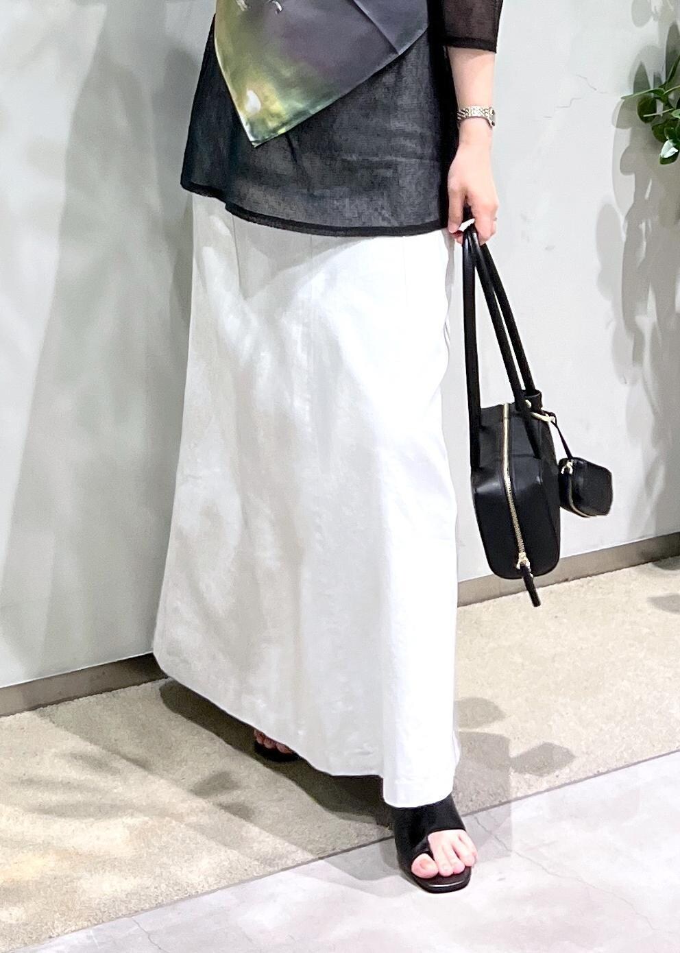 ホワイト系のスカート、ブラック系のサンダル、ブラック系のショルダーバッグを着用したレディースの夏コーディネートの5枚目の写真