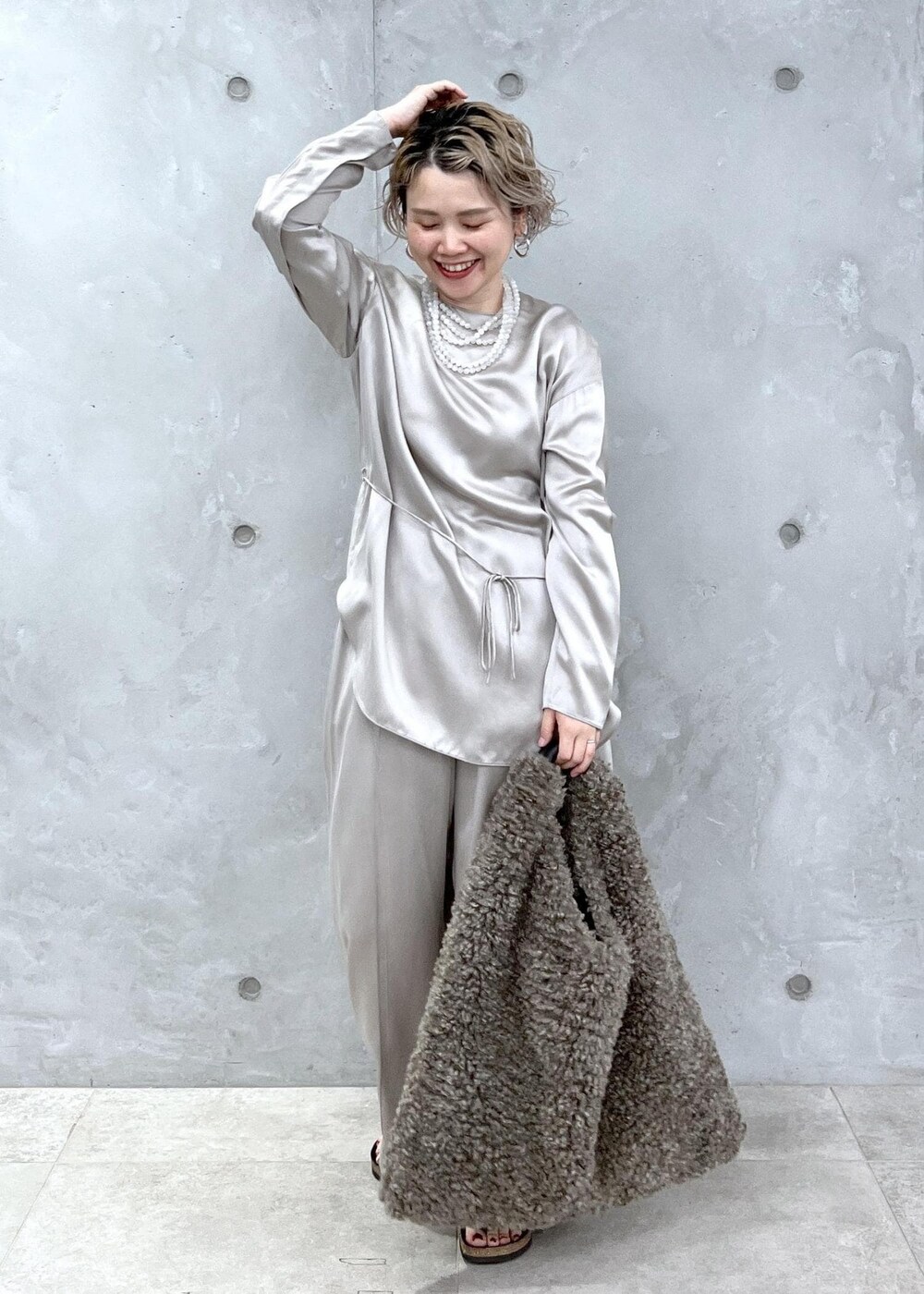 グレー系のその他パンツ、グレー系のシャツ/ブラウス、ブラウン系のトートバッグを着用したレディースの夏コーディネートの2枚目の写真