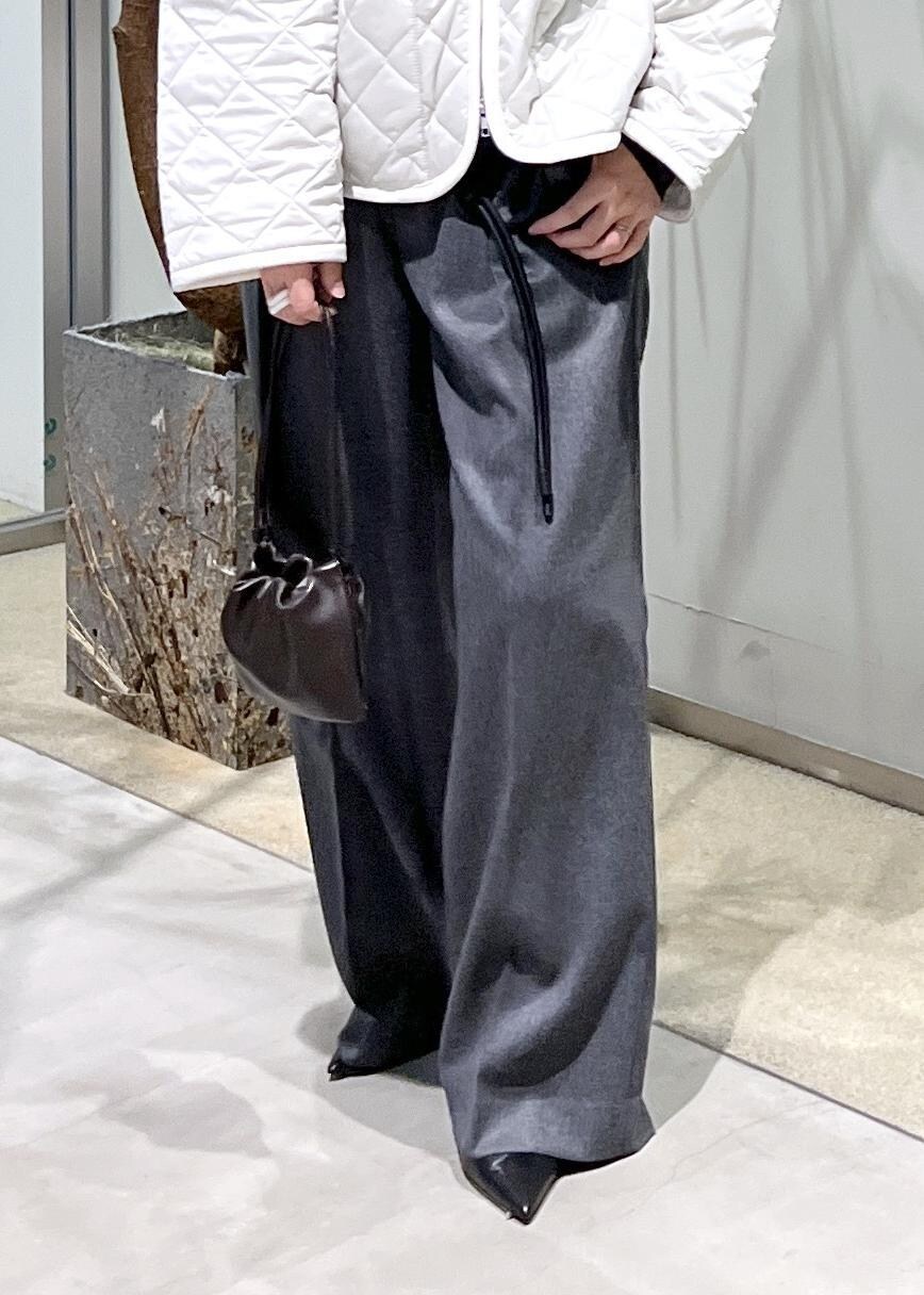 ピンク系のブルゾン、ブラウン系のハンドバッグ、ブラック系のパンプスを着用したレディースの秋コーディネートの10枚目の写真