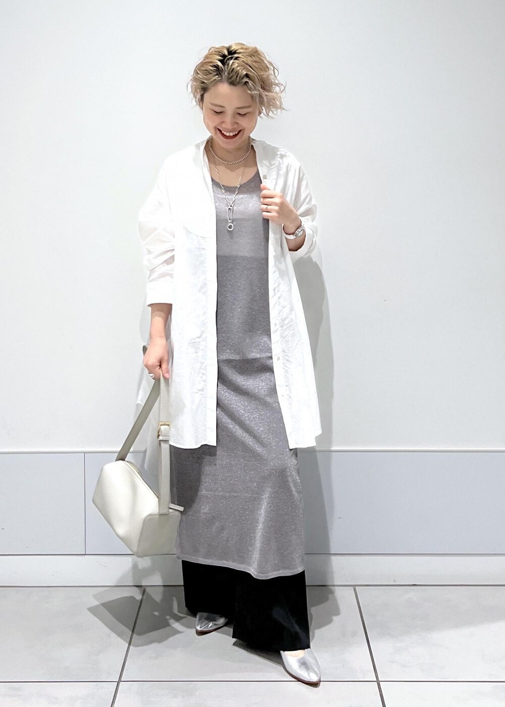 グレー系のショルダーバッグ、ブラック系のその他パンツ、シルバー系のワンピースを着用したレディースの夏コーディネートの2枚目の写真