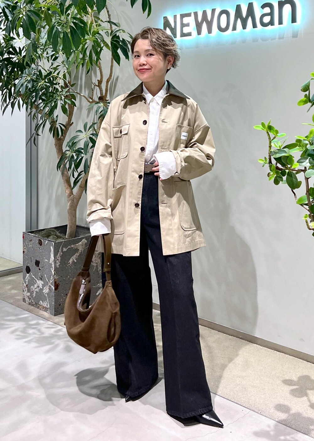 ホワイト系のシャツ/ブラウス、グレー系のデニムパンツ、ベージュ系のブルゾンを着用したレディースの夏コーディネートの4枚目の写真