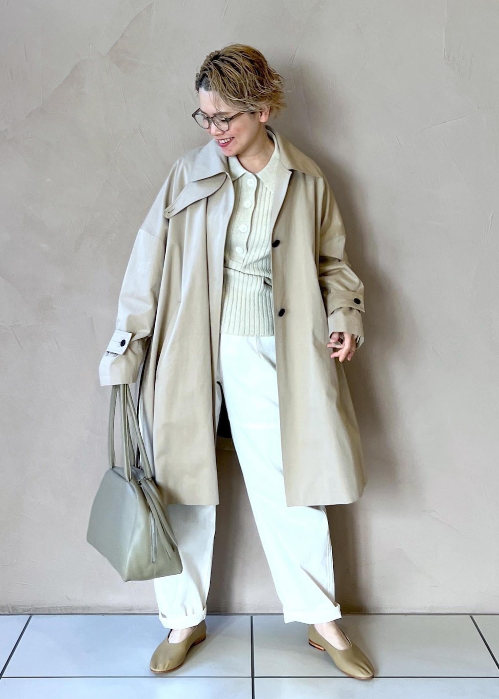 ベージュ系のボストンバッグ、ホワイト系のその他パンツ、ホワイト系のニット/セーターを着用したレディースの冬コーディネートの3枚目の写真