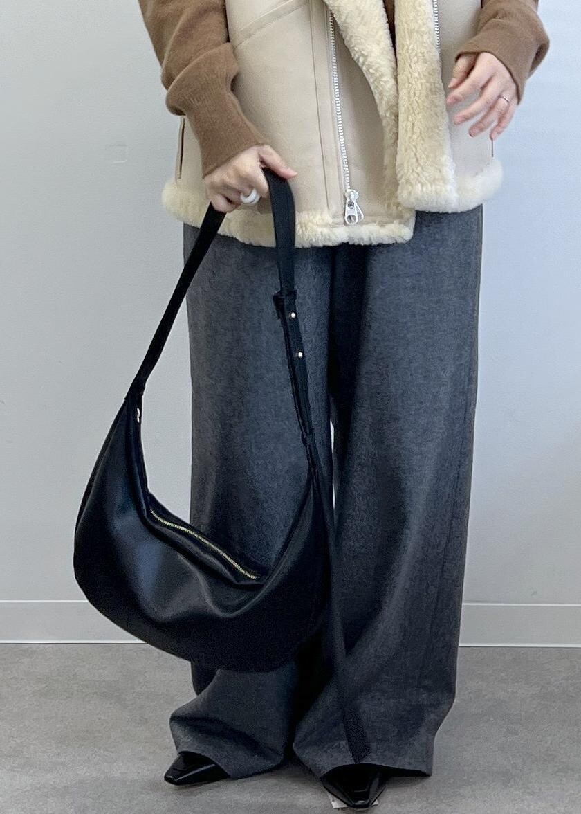 ブラック系のショルダーバッグ、グレー系のその他パンツ、ブラウン系のニット/セーターを着用したレディースの秋コーディネートの10枚目の写真