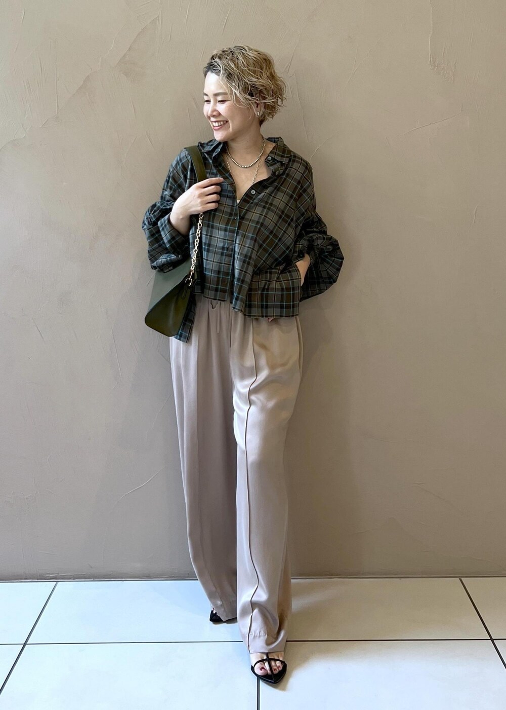 イエロー系のその他パンツ、ブラック系のサンダル、グリーン系のショルダーバッグを着用したレディースの夏コーディネートの9枚目の写真