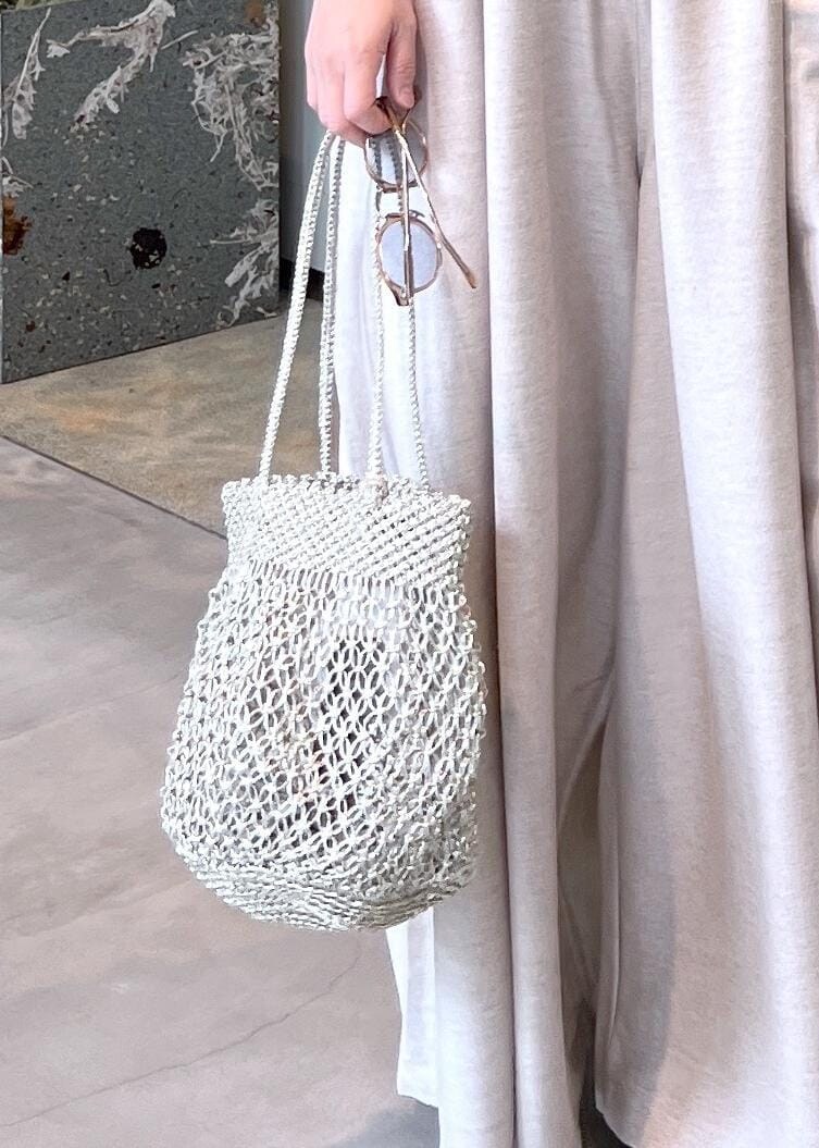 ブラック系のブルゾン、ブラック系のタンクトップ、シルバー系のトートバッグを着用したレディースの春コーディネートの9枚目の写真