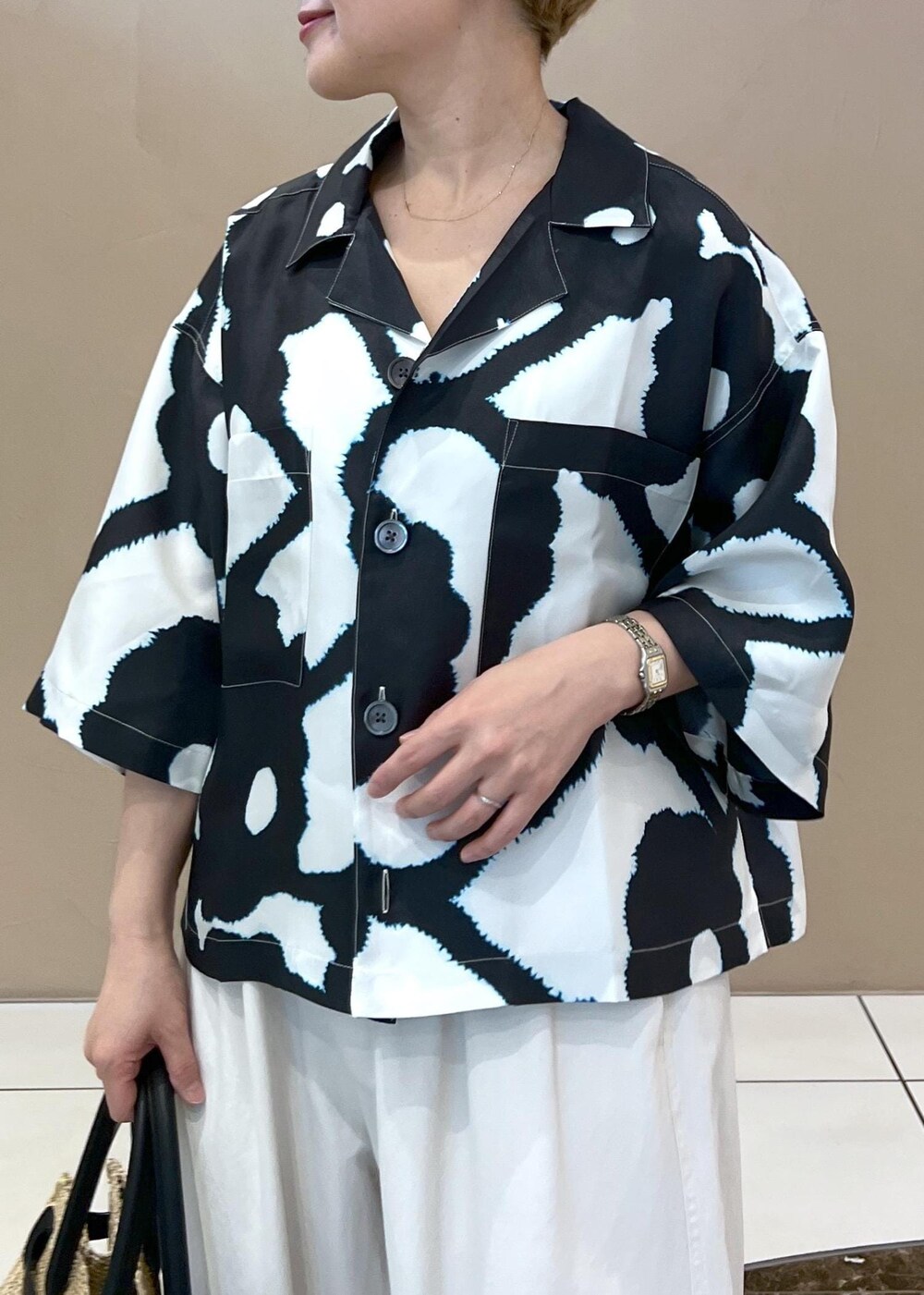 ホワイト系のトートバッグ、ホワイト系のその他パンツ、シルバー系のパンプスを着用したレディースの春コーディネートの5枚目の写真