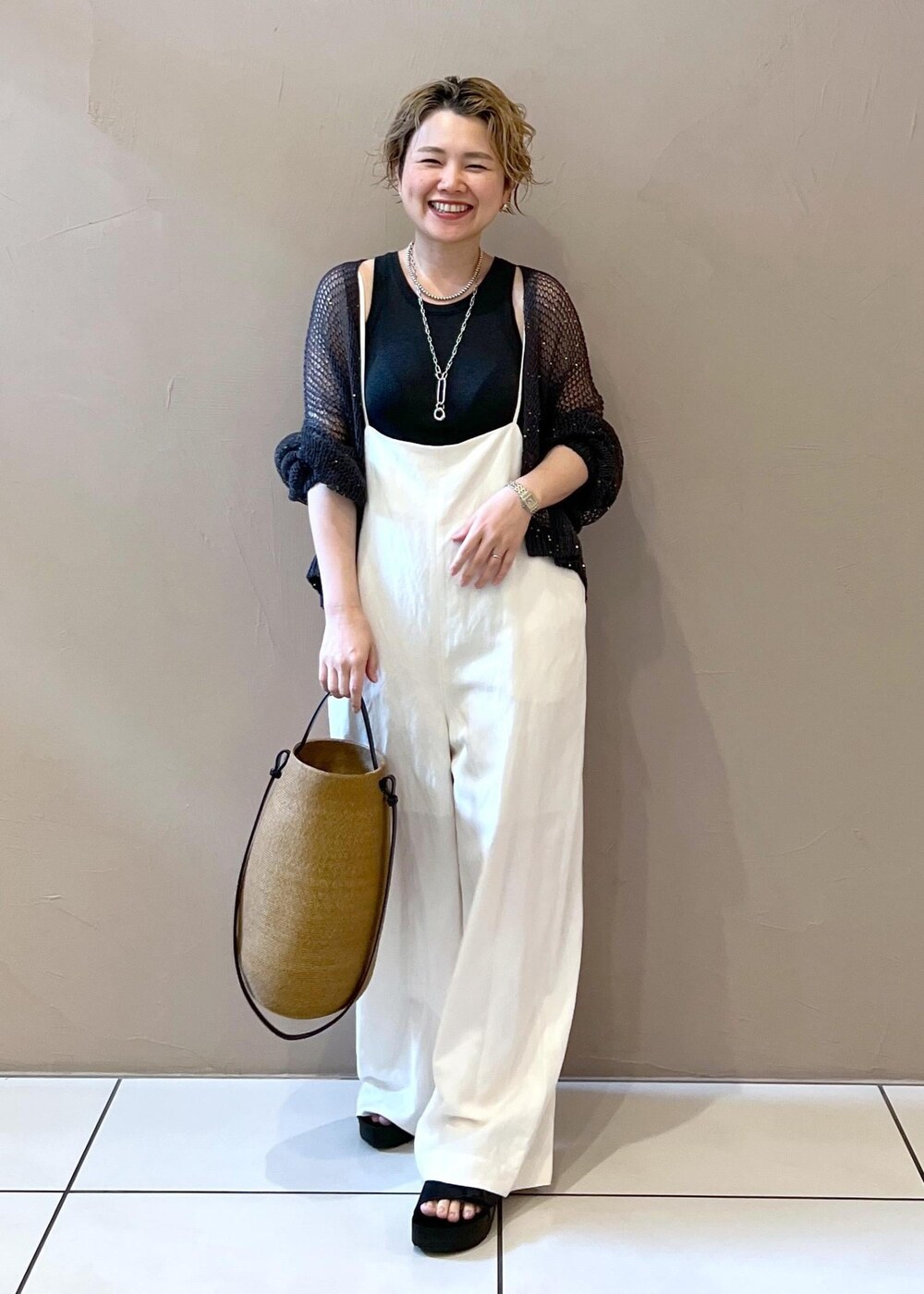 ホワイト系のサロペット/オーバーオール、グレー系のタンクトップ、グレー系のカーディガン/ボレロを着用したレディースの夏コーディネートの4枚目の写真