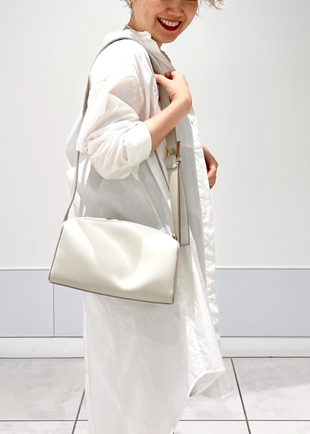 グレー系のショルダーバッグ、ブラック系のその他パンツ、シルバー系のワンピースを着用したレディースの夏コーディネートの10枚目の写真