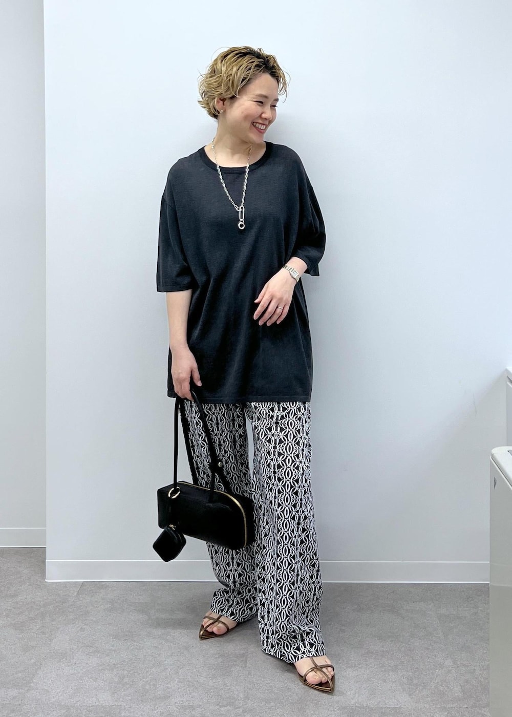 グレー系のTシャツ/カットソー、その他のサンダル、ブラック系のショルダーバッグを着用したレディースの春コーディネートの4枚目の写真