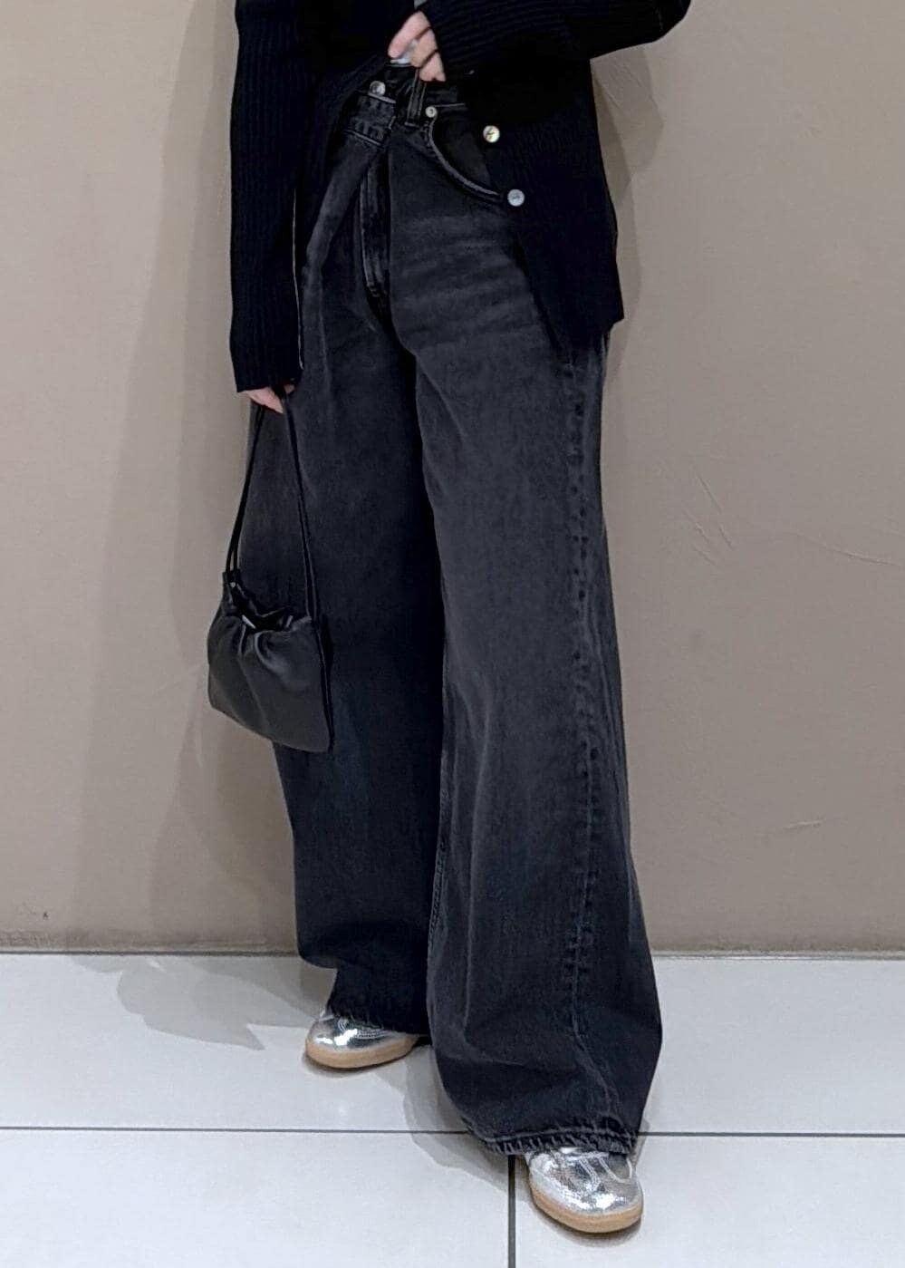 ブラック系のカーディガン/ボレロ、ブラック系のデニムパンツを着用したレディースの冬コーディネートの9枚目の写真