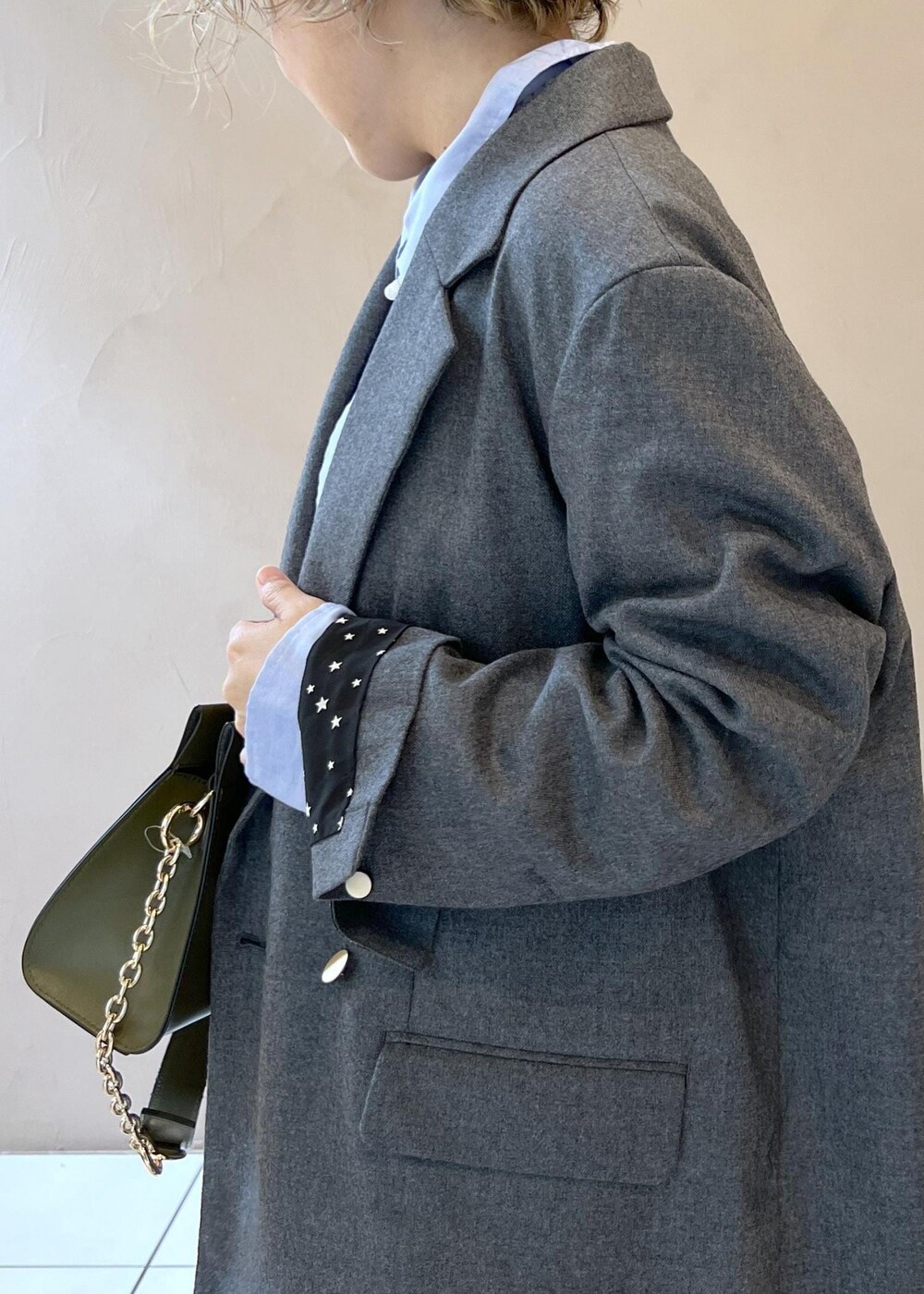 ブルー系のシャツ/ブラウス、グレー系のテーラードジャケット、グリーン系のショルダーバッグを着用したレディースの秋コーディネートの6枚目の写真