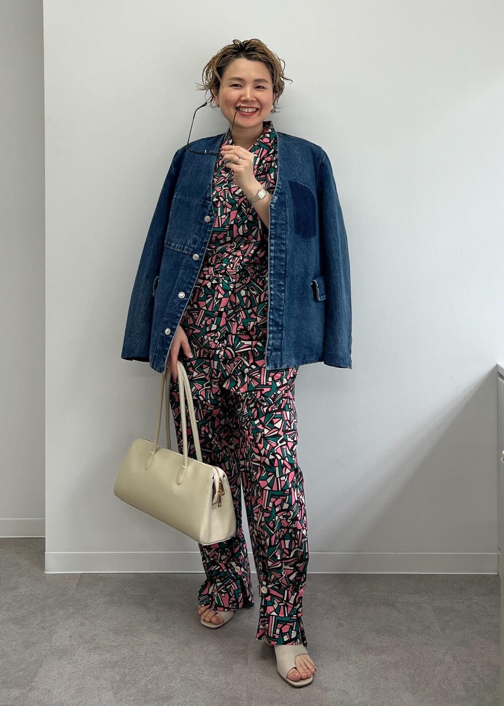 ホワイト系のボストンバッグ、グレー系のサンダル、グリーン系のつなぎ/オールインワンを着用したレディースの春コーディネートの5枚目の写真