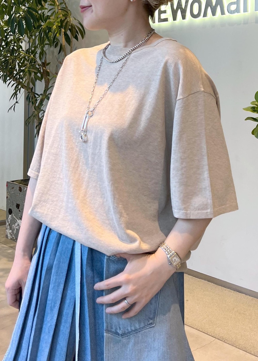 ブラック系のその他パンツ、ベージュ系のTシャツ/カットソー、ベージュ系のスニーカーを着用したレディースの春コーディネートの7枚目の写真