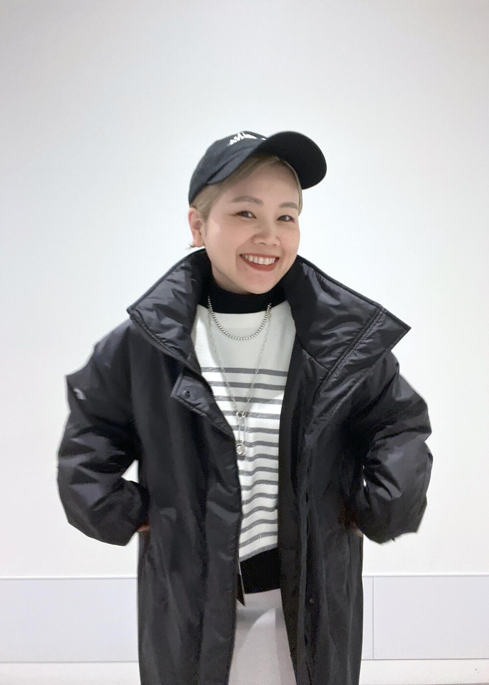 ブラック系のブーツ、ブラック系のTシャツ/カットソー、ブラック系のトートバッグを着用したレディースの冬コーディネートの5枚目の写真