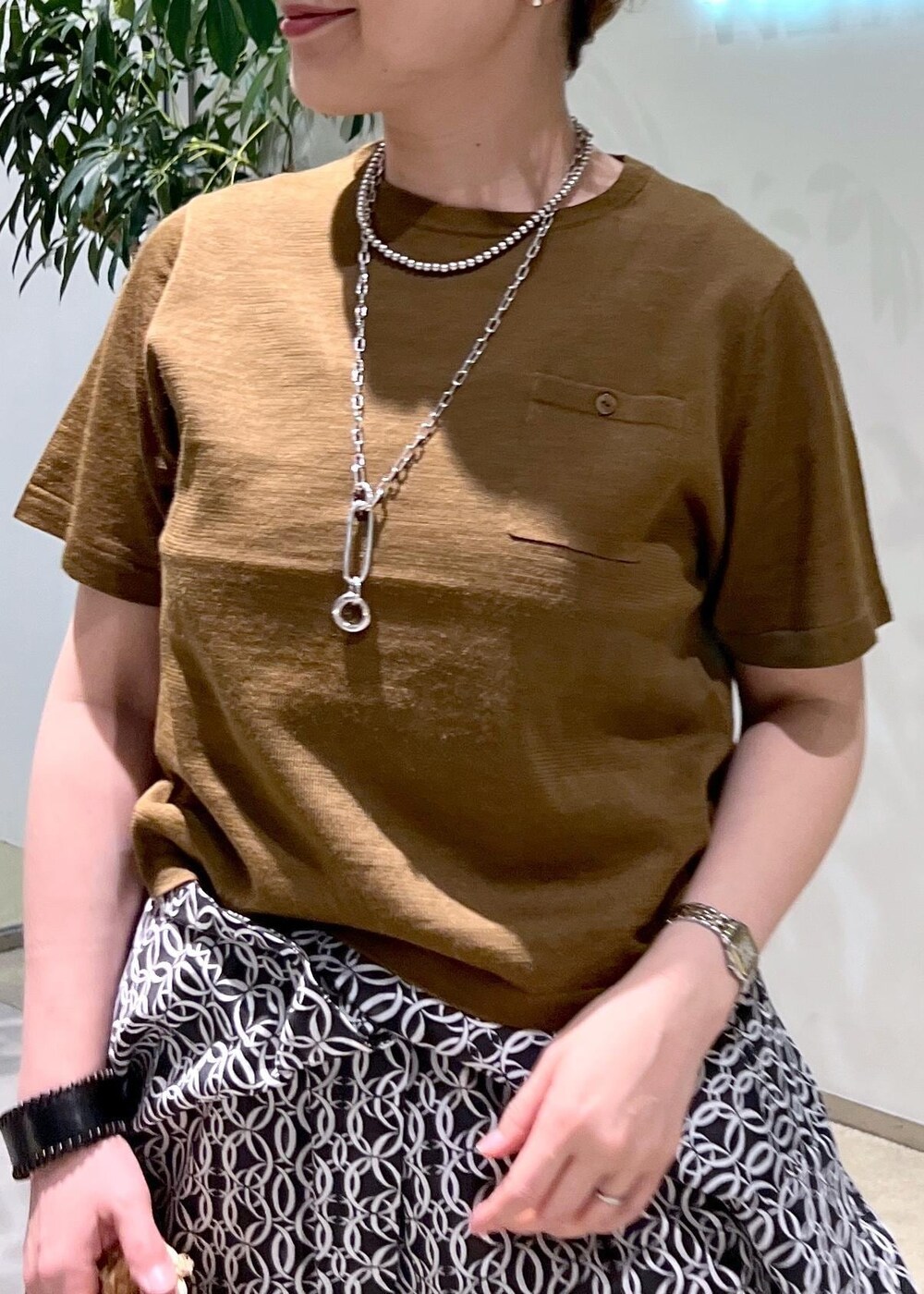 その他のサンダル、グリーン系のTシャツ/カットソー、ブラック系のつなぎ/オールインワンを着用したレディースの夏コーディネートの6枚目の写真