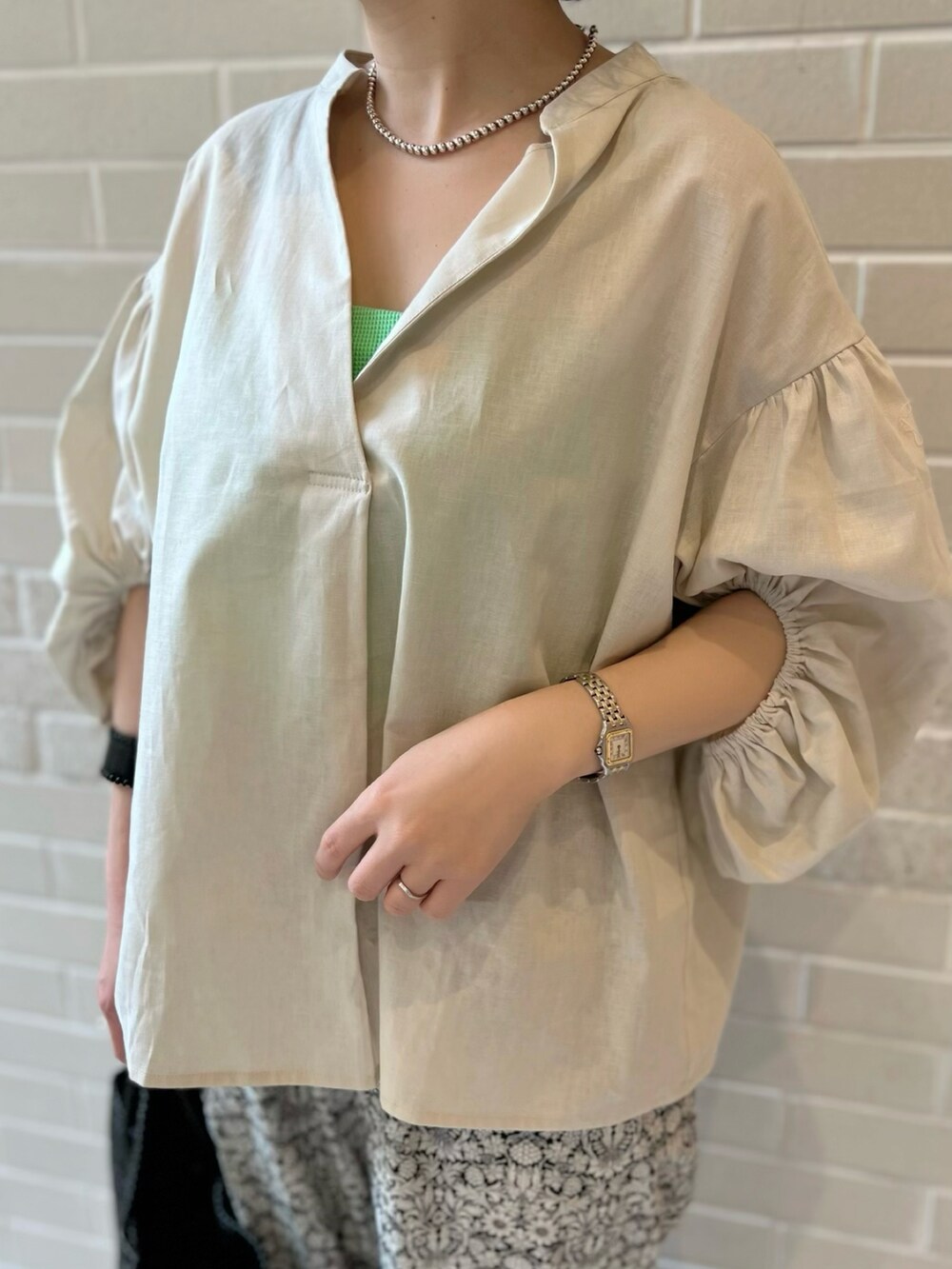 ベージュ系のシャツ/ブラウス、ブラック系のその他パンツ、ブラック系のトートバッグを着用したレディースの春コーディネートの3枚目の写真