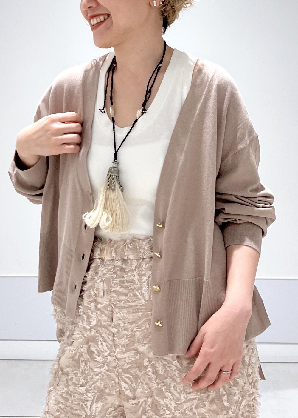 ベージュ系のカーディガン/ボレロ、ブラック系のサンダル、ベージュ系のその他パンツを着用したレディースの春コーディネートの7枚目の写真