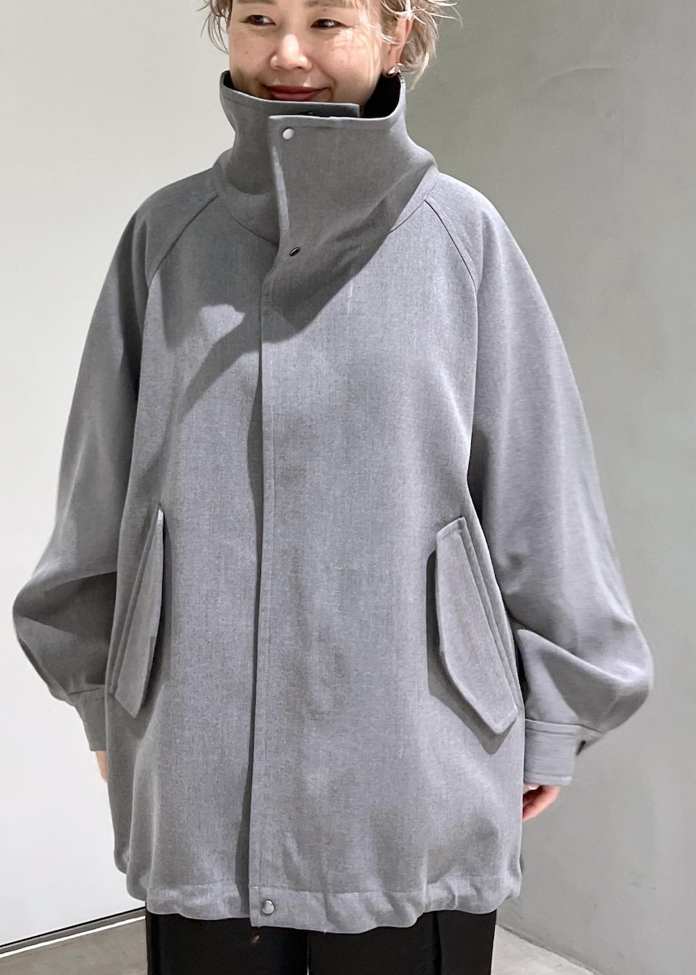 ブラウン系のショルダーバッグ、ブラック系のカーゴパンツ、ホワイト系のスウェットを着用したレディースの秋コーディネートの7枚目の写真