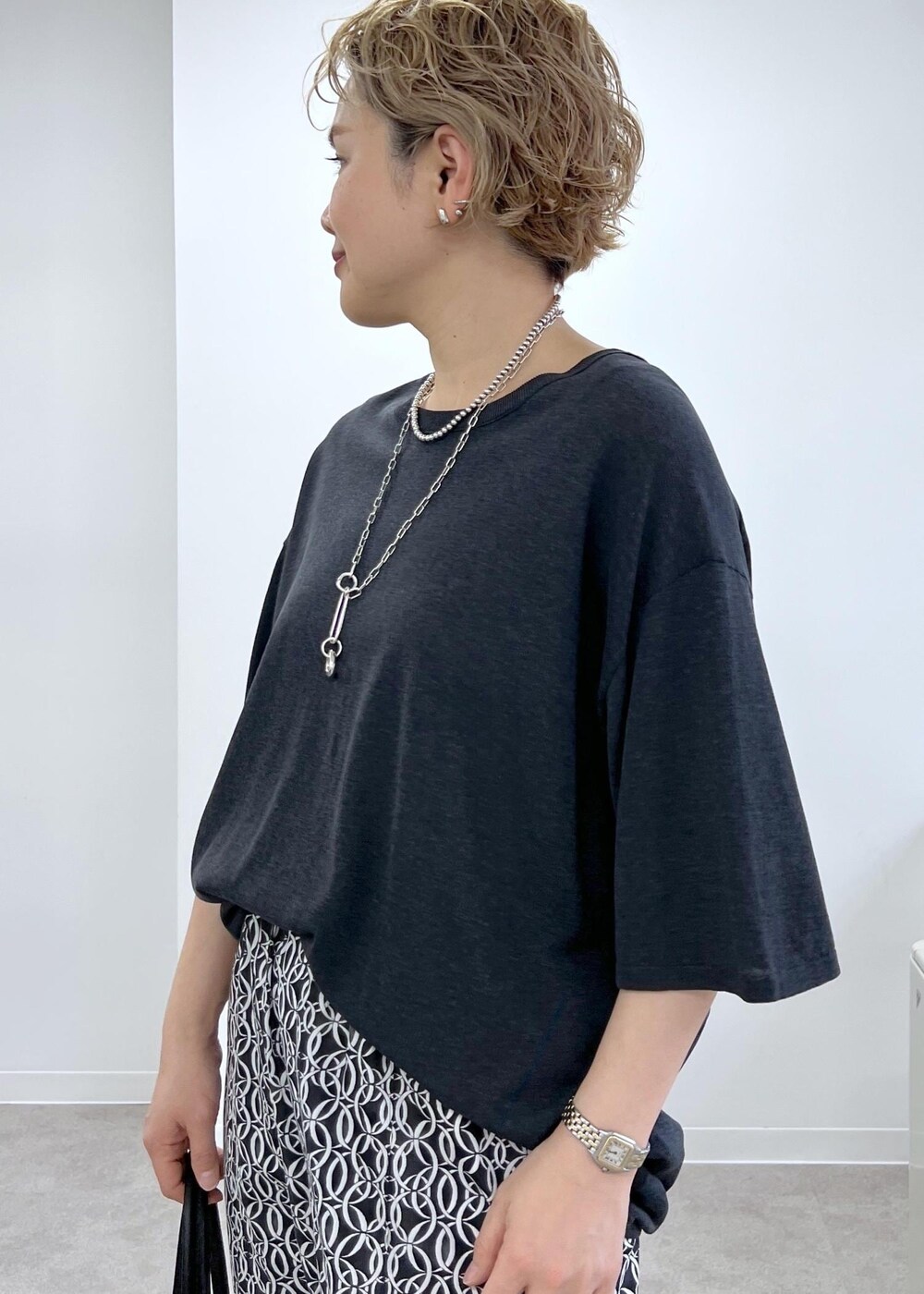 グレー系のTシャツ/カットソー、その他のサンダル、ブラック系のショルダーバッグを着用したレディースの春コーディネートの6枚目の写真