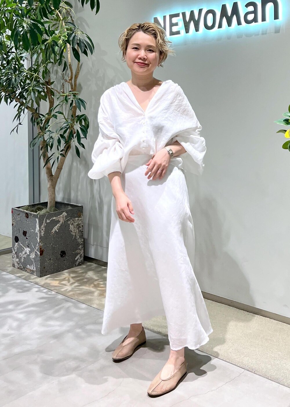 ベージュ系のパンプス、ホワイト系のスカート、ホワイト系のシャツ/ブラウスを着用したレディースの春コーディネートの7枚目の写真