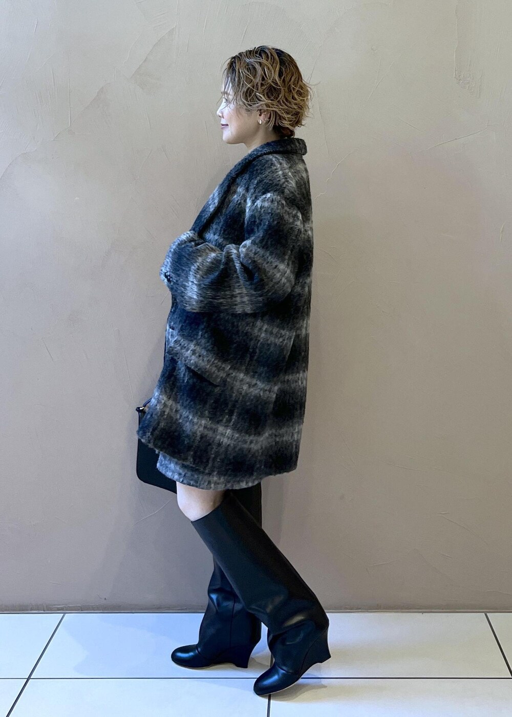 グレー系のジャンパースカート、グレー系のその他アウター、ブラック系のTシャツ/カットソーを着用したレディースの秋コーディネートの5枚目の写真