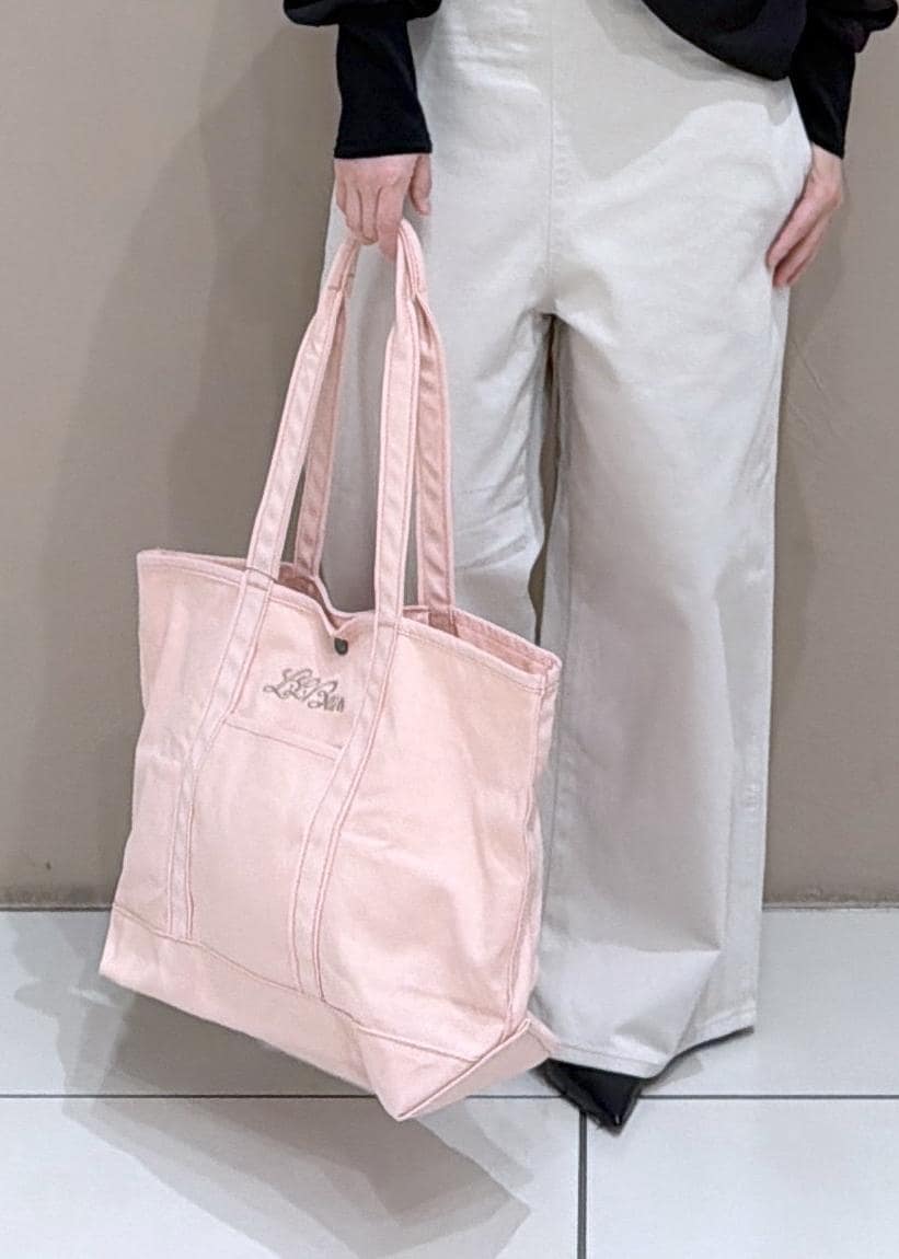 ブラック系のパンプス、ホワイト系のサロペット/オーバーオール、ブラック系のスウェットを着用したレディースの冬コーディネートの6枚目の写真