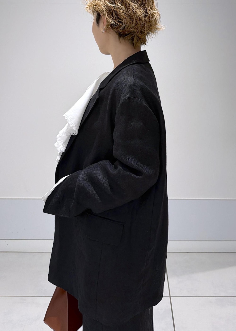 ブラック系のスカート、ブラック系のテーラードジャケット、ホワイト系のシャツ/ブラウスを着用したレディースの冬コーディネートの8枚目の写真