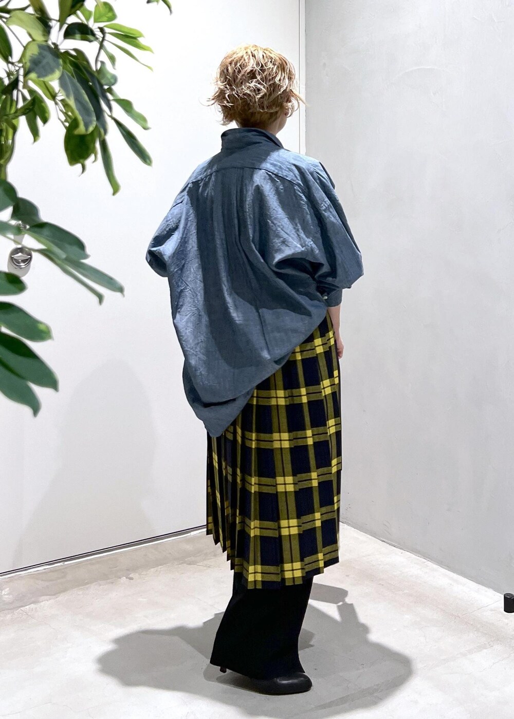 ブラック系のショルダーバッグ、ブラック系のその他パンツ、グレー系のスカートを着用したレディースの秋コーディネートの6枚目の写真