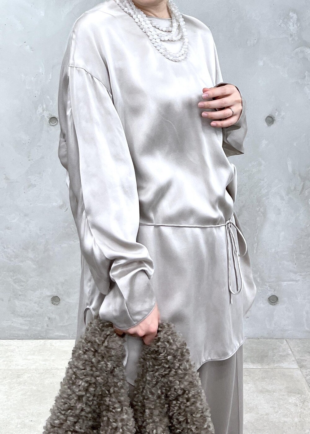 グレー系のその他パンツ、グレー系のシャツ/ブラウス、ブラウン系のトートバッグを着用したレディースの夏コーディネートの5枚目の写真