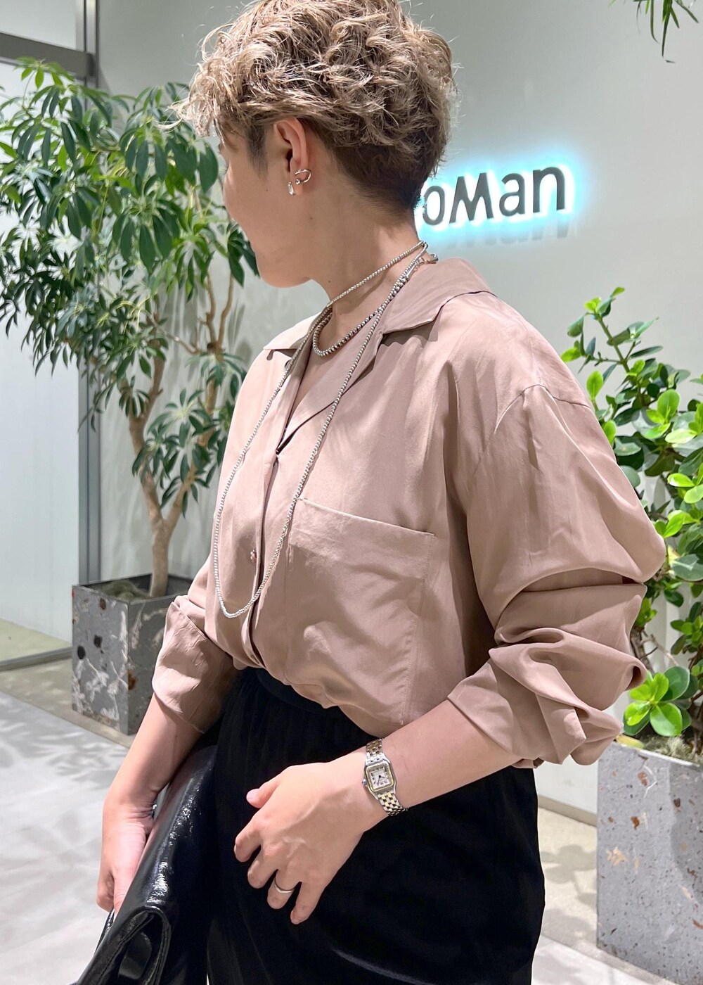 ブラック系のスカート、ピンク系のシャツ/ブラウス、ブラック系のショルダーバッグを着用したレディースの夏コーディネートの5枚目の写真