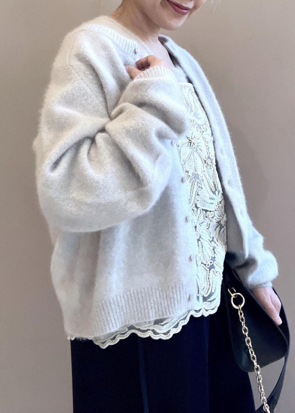 グレー系のタンクトップ、グレー系のカーディガン/ボレロ、ブラック系のショルダーバッグを着用したレディースの冬コーディネートの8枚目の写真