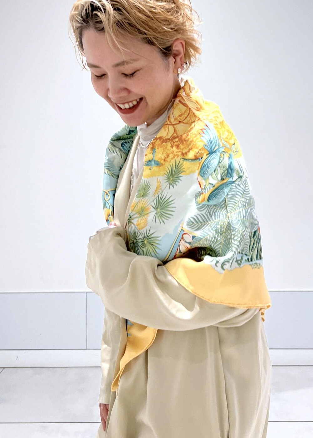 ベージュ系のシャツワンピース、ベージュ系のその他パンツ、グレー系のTシャツ/カットソーを着用したレディースの秋コーディネートの6枚目の写真