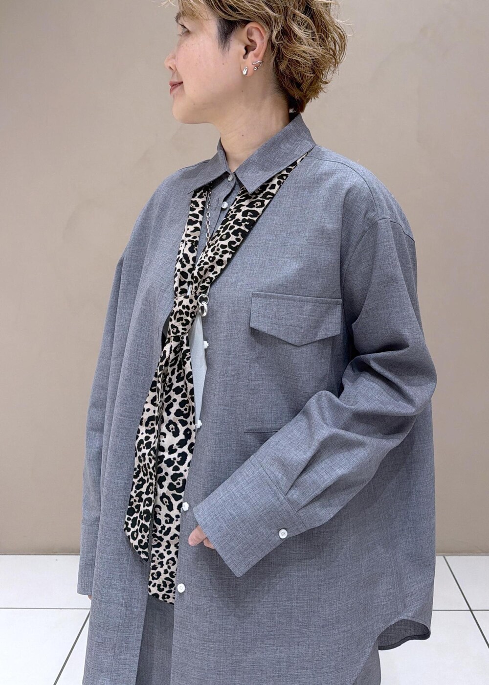 グレー系のシャツ/ブラウス、グレー系のその他パンツを着用したレディースの冬コーディネートの6枚目の写真