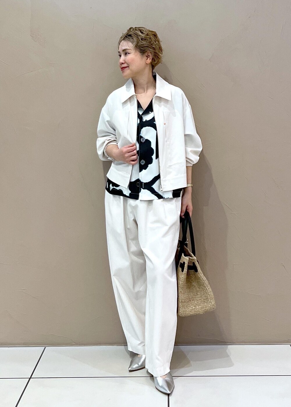 ホワイト系のトートバッグ、ホワイト系のブルゾン、ホワイト系のその他パンツを着用したレディースの春コーディネートの3枚目の写真