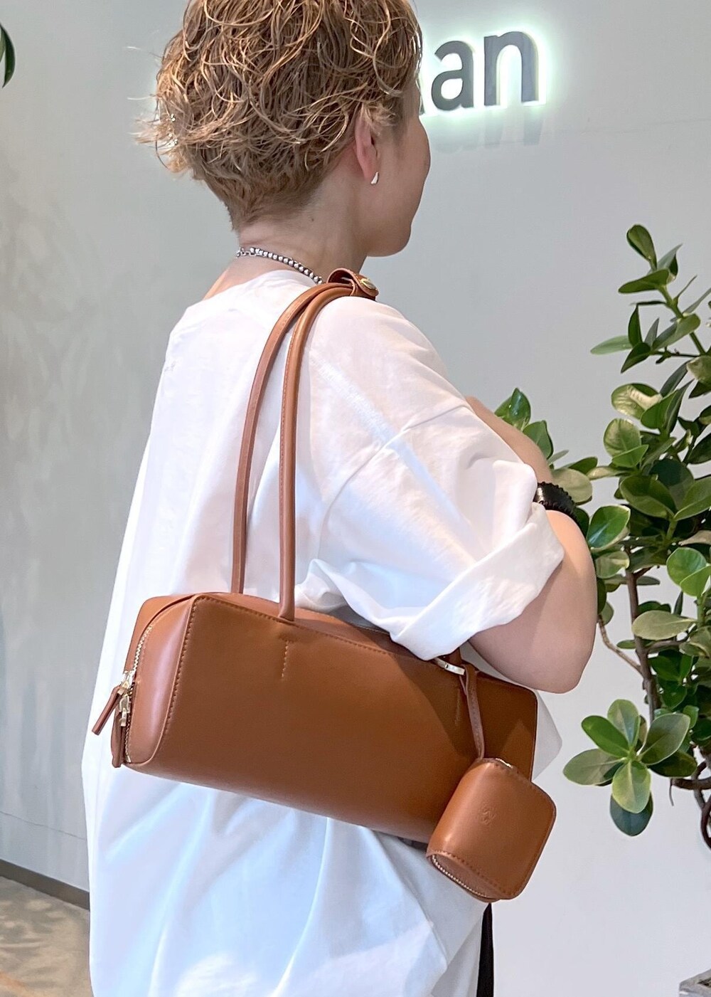 ブラック系のその他パンツ、その他のサンダル、イエロー系のショルダーバッグを着用したレディースの春コーディネートの6枚目の写真