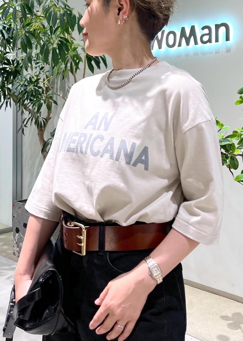 グレー系のデニムパンツ、ブラック系のショルダーバッグ、ホワイト系のTシャツ/カットソーを着用したレディースの夏コーディネートの6枚目の写真