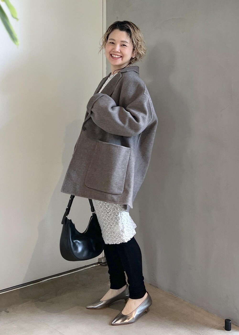 ブラウン系のその他アウター、ホワイト系のワンピース、シルバー系のパンプスを着用したレディースの秋コーディネートの4枚目の写真