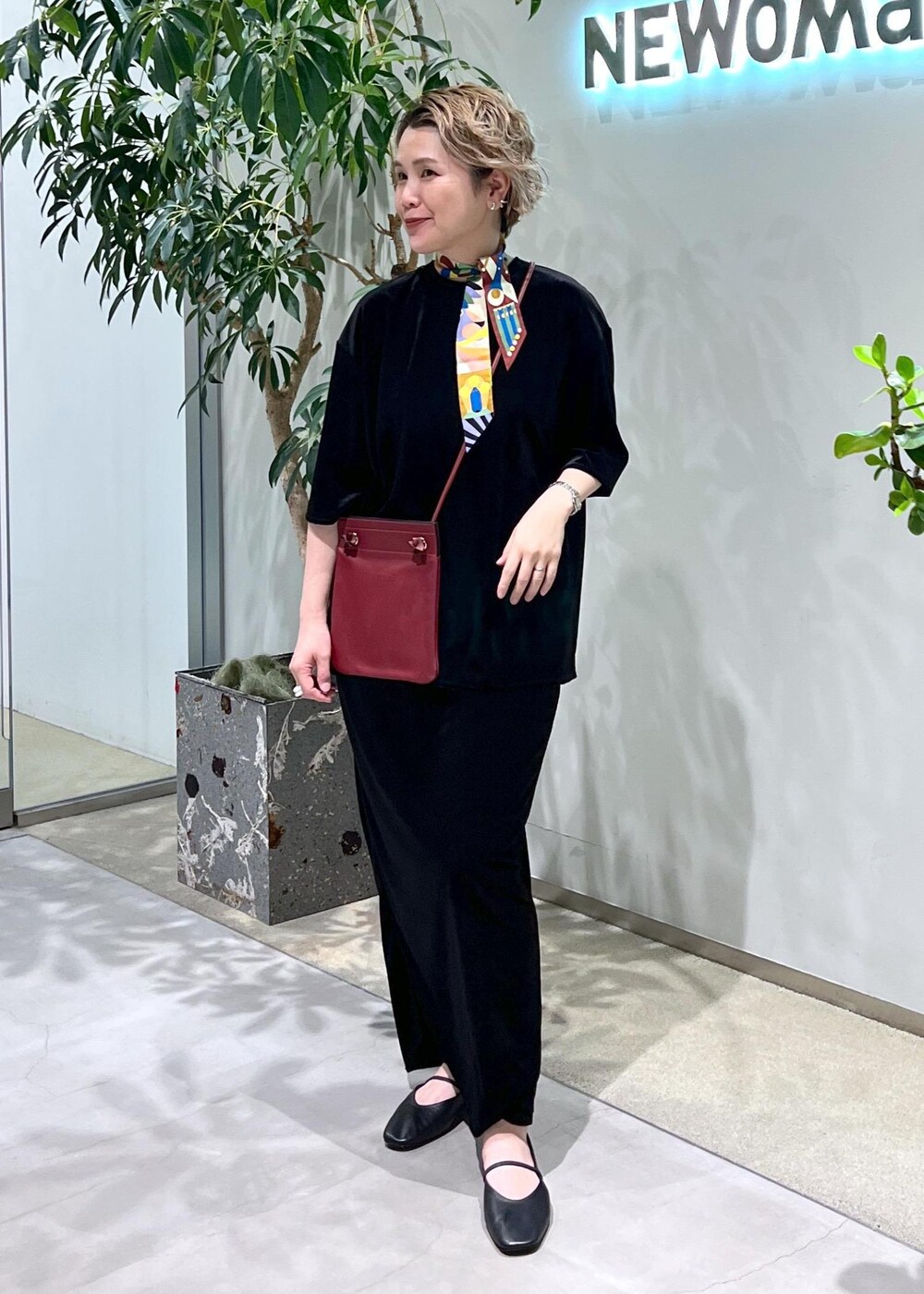 ブラック系のスカート、ブラック系のTシャツ/カットソー、ブラック系のパンプスを着用したレディースの夏コーディネートの4枚目の写真