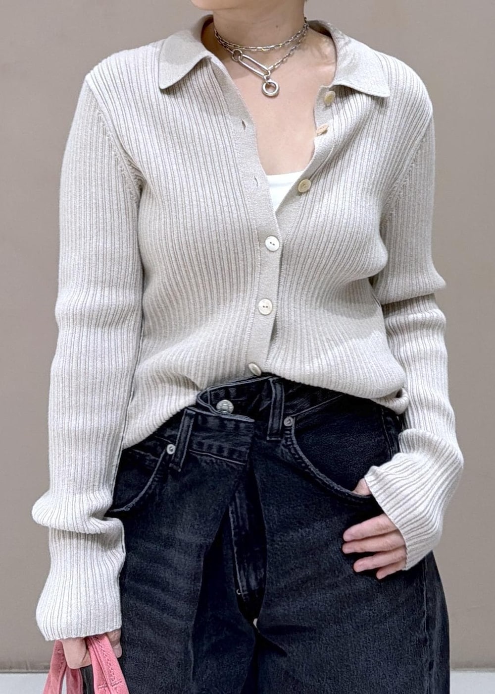 ベージュ系のカーディガン/ボレロ、ピンク系のトートバッグ、ブラック系のデニムパンツを着用したレディースの冬コーディネートの6枚目の写真